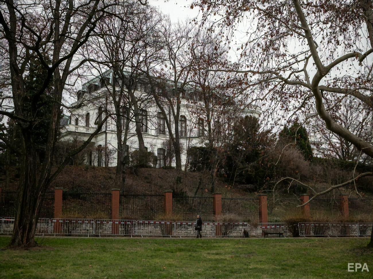 18 российских дипломатов покинули посольство в Праге