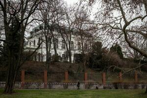 18 российских дипломатов покинули посольство в Праге