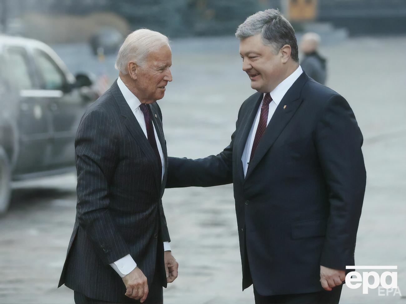 Информация об экспертизе разговора Байдена (слева) и Порошенко (справа) появилась в СМИ 2 апреля