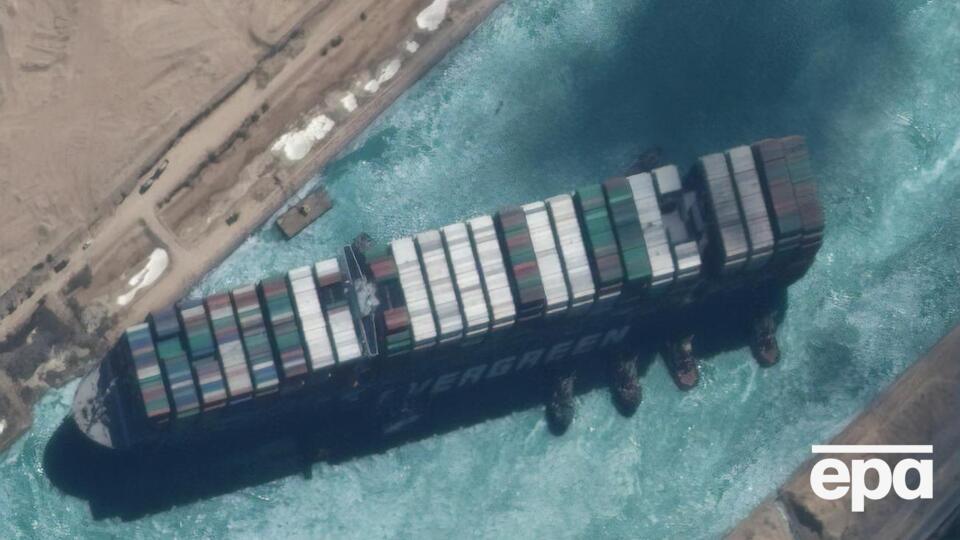 Усього в Суецькому каналі з обох боків застрягло 422 судна