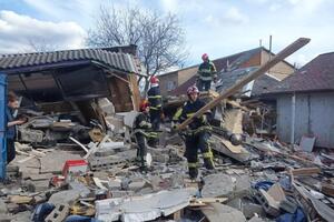 Руины разбирают спасатели