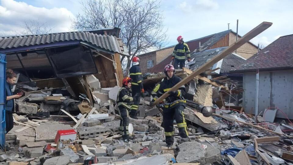 Руїни розбирають рятувальники