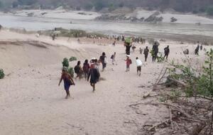 Деякі жителі М'янми переходять річку Салуїн