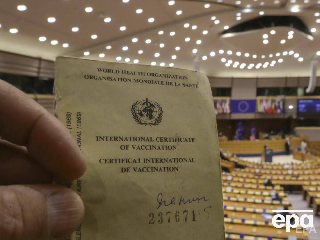 Сертификат ЕС по COVID-19 не будет условием для реализации права на свободное передвижение, утверждают в Европарламенте. Но делать тестирование или отправляться на&nbsp;карантин его владельцы не должны