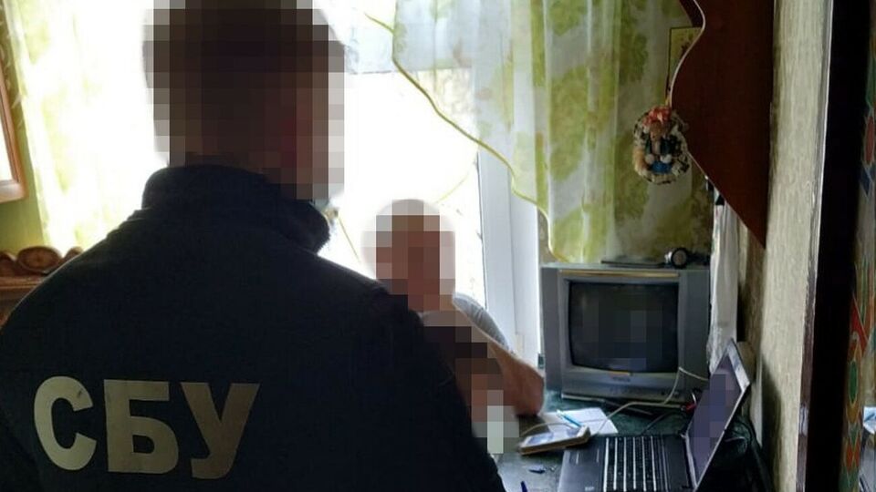 СБУ повідомила, що під час обшуків у будинку підозрюваного виявили комп'ютерну техніку та електронні носії інформації