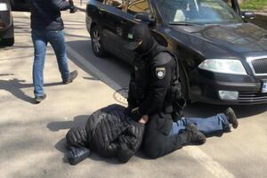 Фігурантів затримали під час отримання першої частини суми