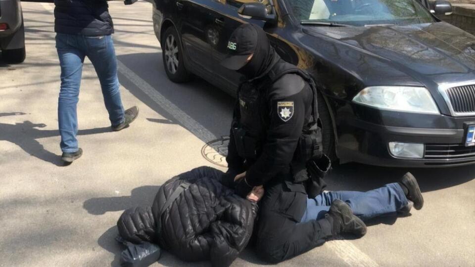 Фігурантів затримали під час отримання першої частини суми