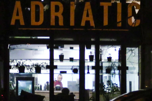 Возле ресторана "Адриатик" в центре Киева журналисты фиксировали машины премиум-класса