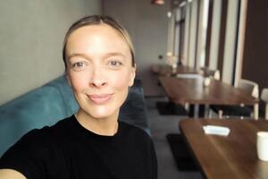 Фролова ведет эфиры на "Радио НВ"