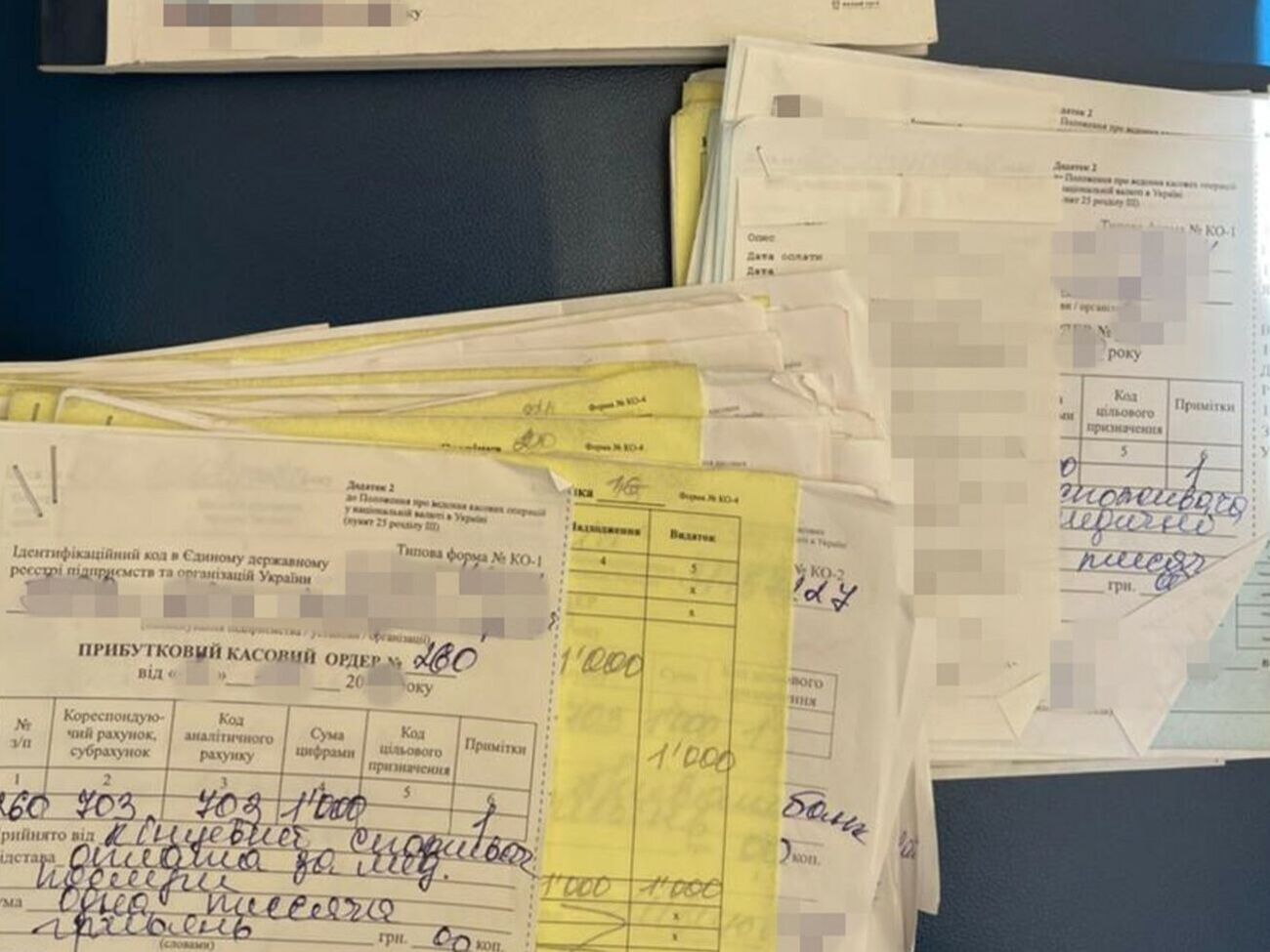 Під час обшуків правоохоронці вилучили документацію, що підтверджує проведення незаконних операцій