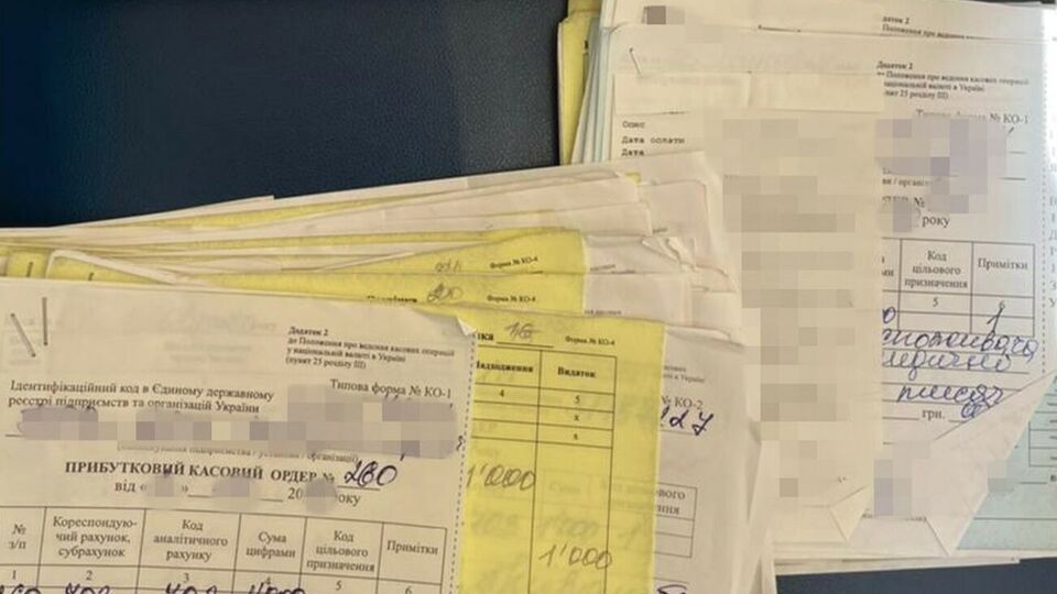 Під час обшуків правоохоронці вилучили документацію, що підтверджує проведення незаконних операцій