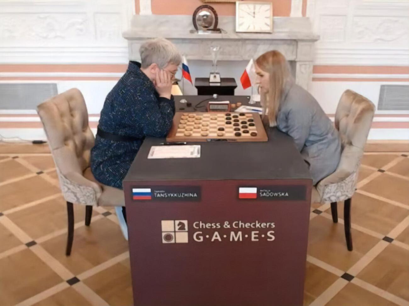 Инцидент случился во время матча чемпионата мира, где соревновались Тансыккужина (слева) и Садовская (справа)