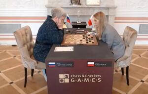 Инцидент случился во время матча чемпионата мира, где соревновались Тансыккужина (слева) и Садовская (справа)