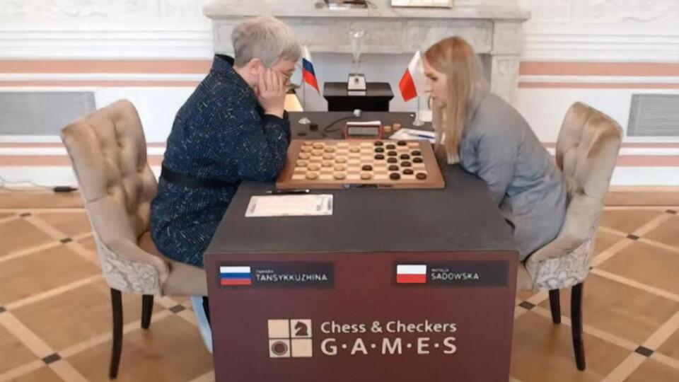 Инцидент случился во время матча чемпионата мира, где соревновались Тансыккужина (слева) и Садовская (справа)