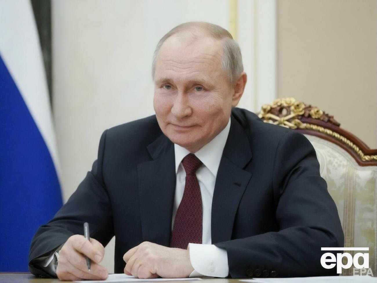 Путин подписал закон, которым обязал журналистов указывать статус СМИ &ndash; иностранных агентов