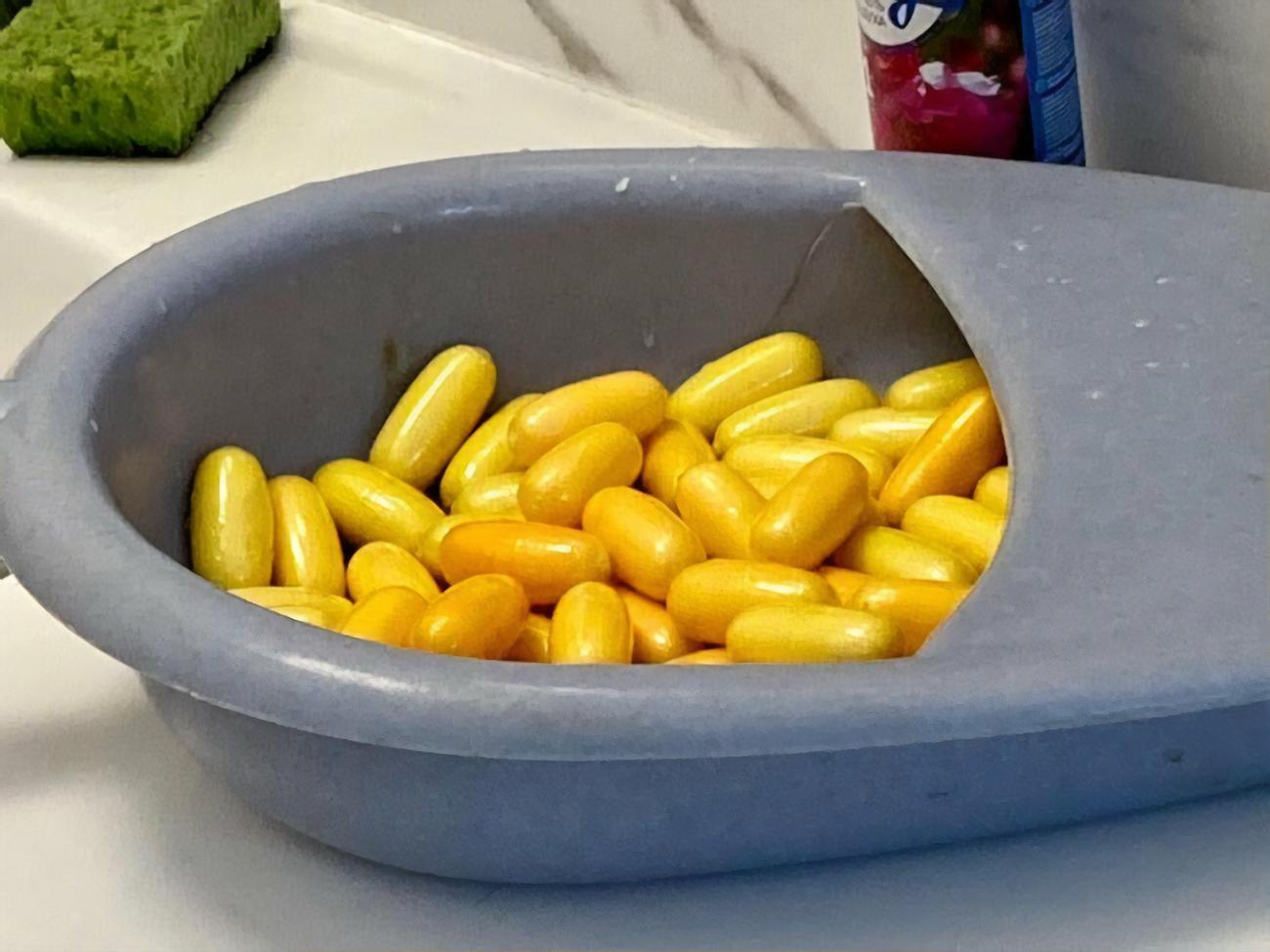 У череві іноземця митники виявили 91 овальну капсулу