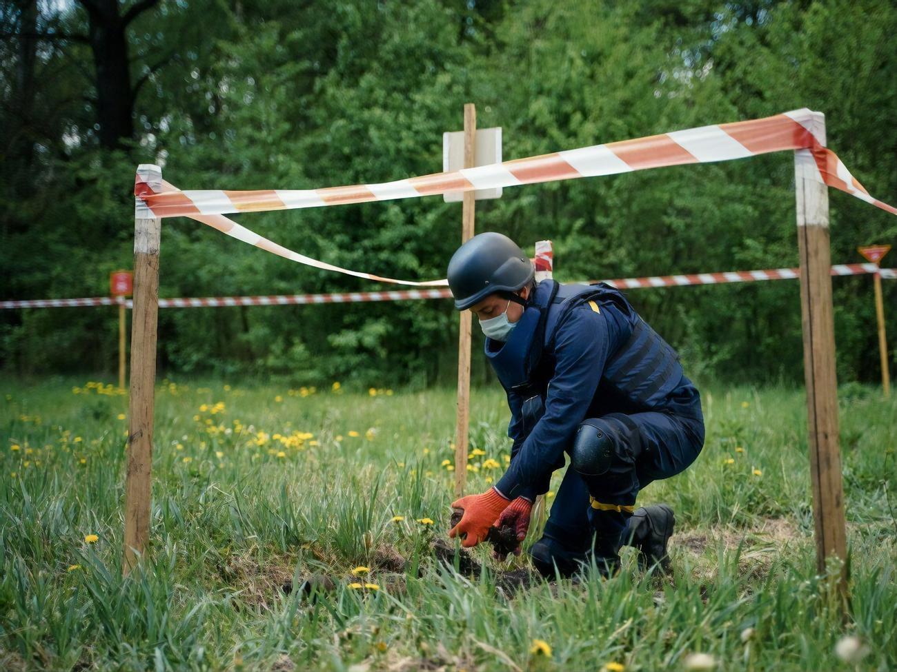 Пиротехникам приходится работать в условиях тотального заминирования территорий, подчеркнули в ГСЧС