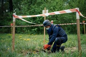 Пиротехникам приходится работать в условиях тотального заминирования территорий, подчеркнули в ГСЧС