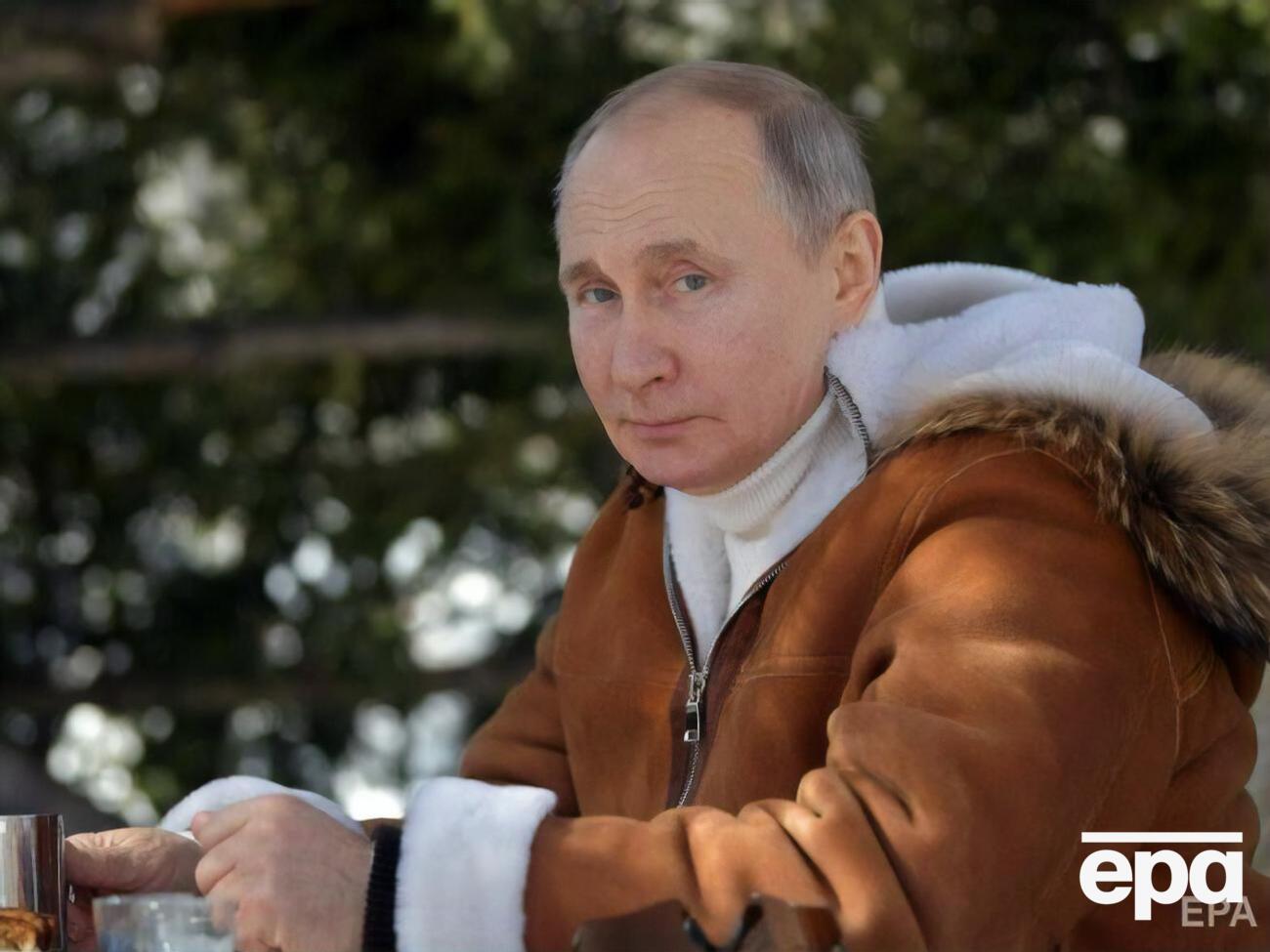 Путин впервые был избран президентом в 2000 году