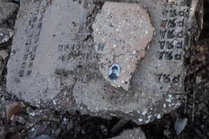 Плиты от памятника оказались в соседнем селе