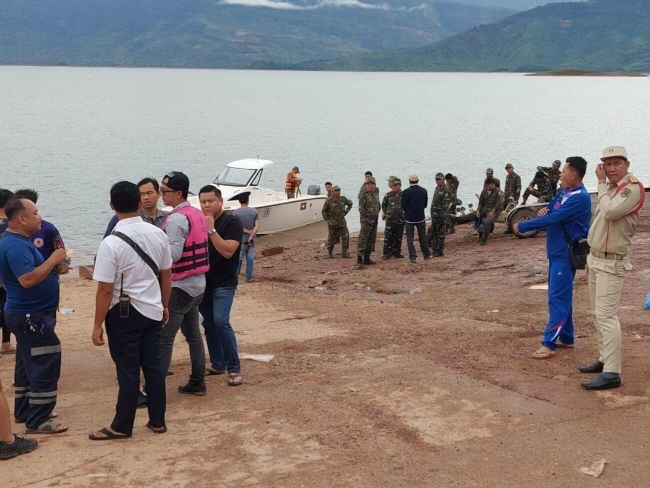 Яхта перевернулась недалеко от берега