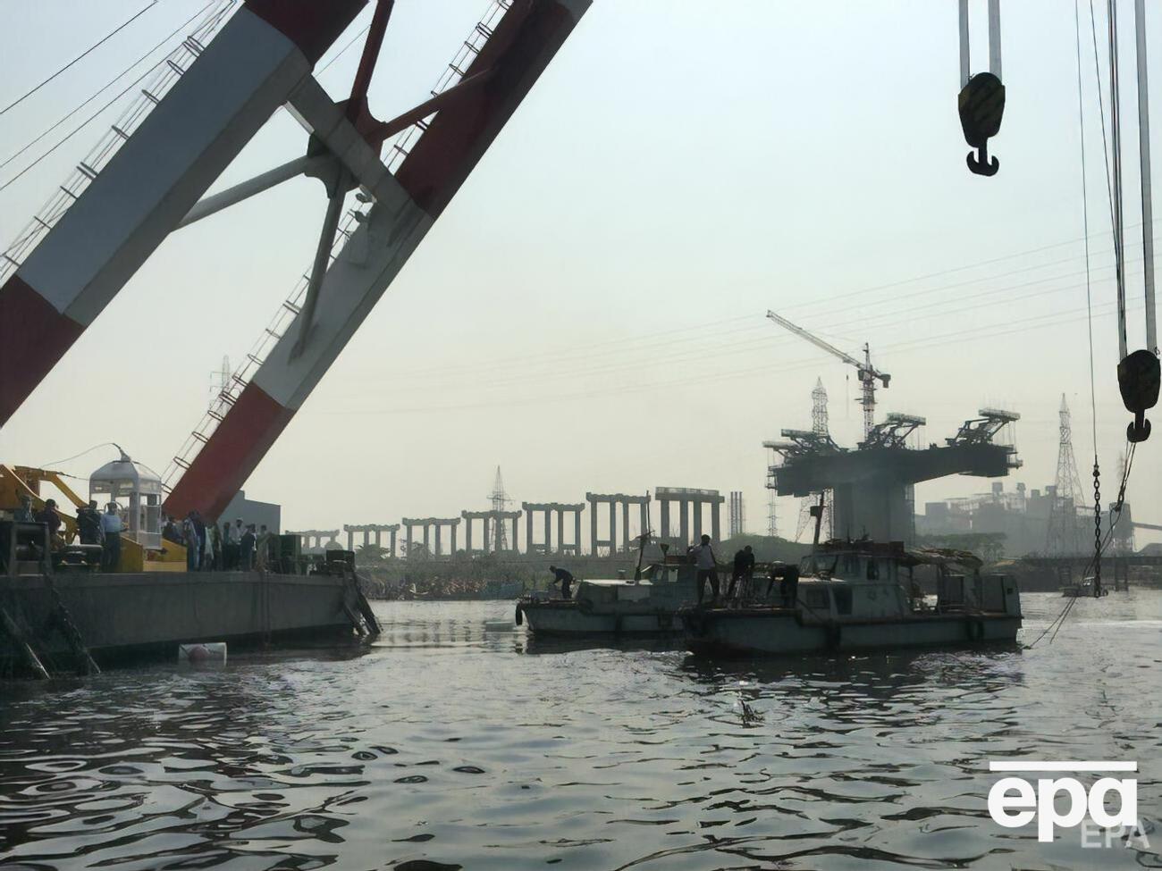 На месте крушения парома продолжается спасательная операция