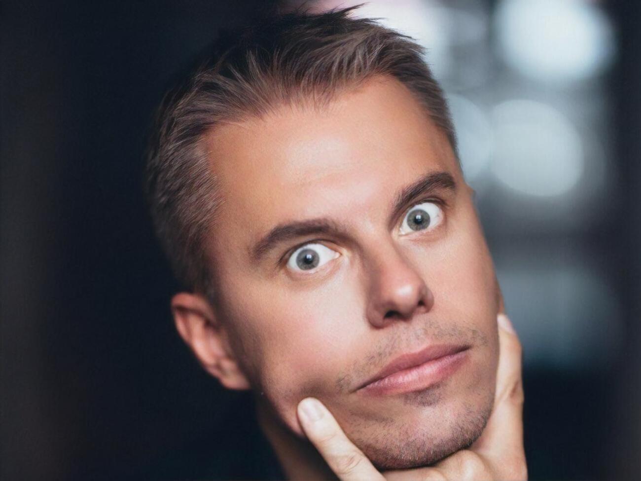 Доманський веде на українському каналі "Інтер" шоу "Ментор" і кулінарну передачу "Сусід на обід"