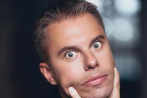 Доманський веде на українському каналі "Інтер" шоу "Ментор" і кулінарну передачу "Сусід на обід"