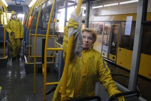 Передусім спецперепустки на транспорт отримали медпрацівники, рятувальники, працівники комунальної, транспортної та соціальної сфер
