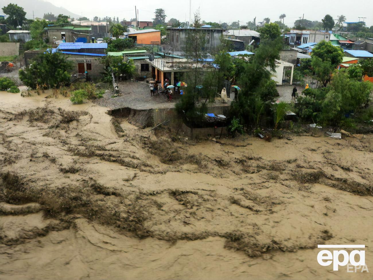 В Индонезии и Восточном Тиморе наводнения и оползни унесли жизни более 100 человек. Фоторепортаж