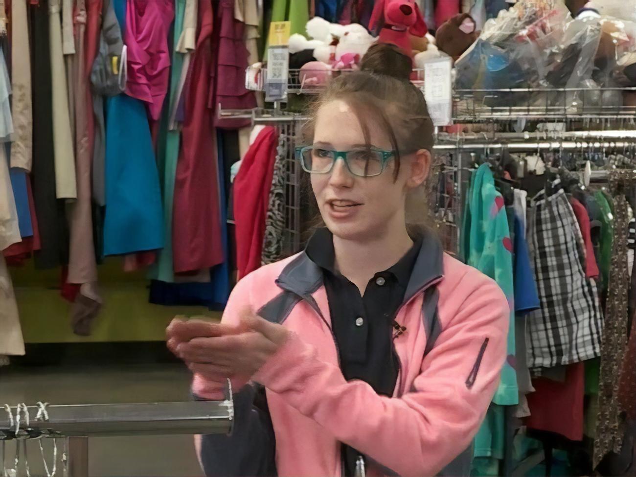 Сначала сотруднице магазина показалось, что в свитера завернуты книги, но там лежали стопки конвертов с деньгами