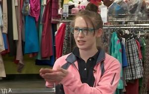 Сначала сотруднице магазина показалось, что в свитера завернуты книги, но там лежали стопки конвертов с деньгами