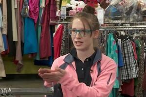 Сначала сотруднице магазина показалось, что в свитера завернуты книги, но там лежали стопки конвертов с деньгами