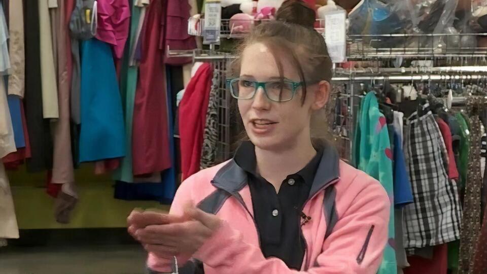 Сначала сотруднице магазина показалось, что в свитера завернуты книги, но там лежали стопки конвертов с деньгами