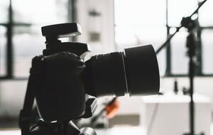 Девушки участвовали в съемке видео на балконе небоскреба Dubai Marina Mall