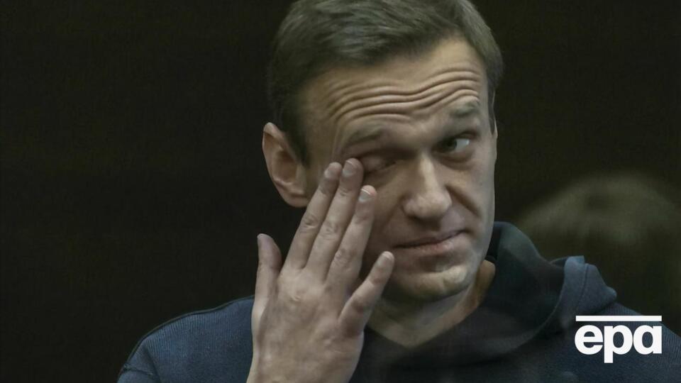 Навальний: Дивлячись на жахливі тарілки, у які накладають баланду, здивований, що тут вірусу Ебола немає