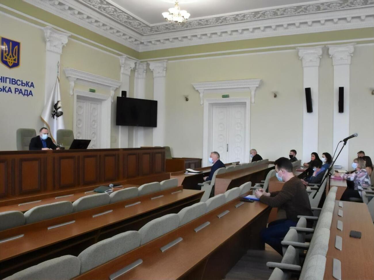 У відділеннях медичних закладів Чернігова для хворих на COVID-19 перебуває на лікуванні 376 осіб, зазначив Атрошенко