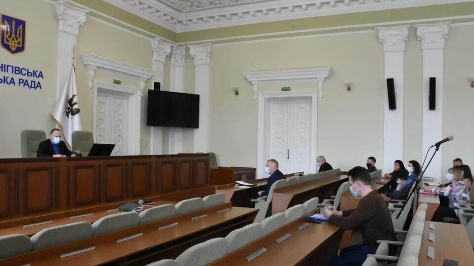 У відділеннях медичних закладів Чернігова для хворих на COVID-19 перебуває на лікуванні 376 осіб, зазначив Атрошенко
