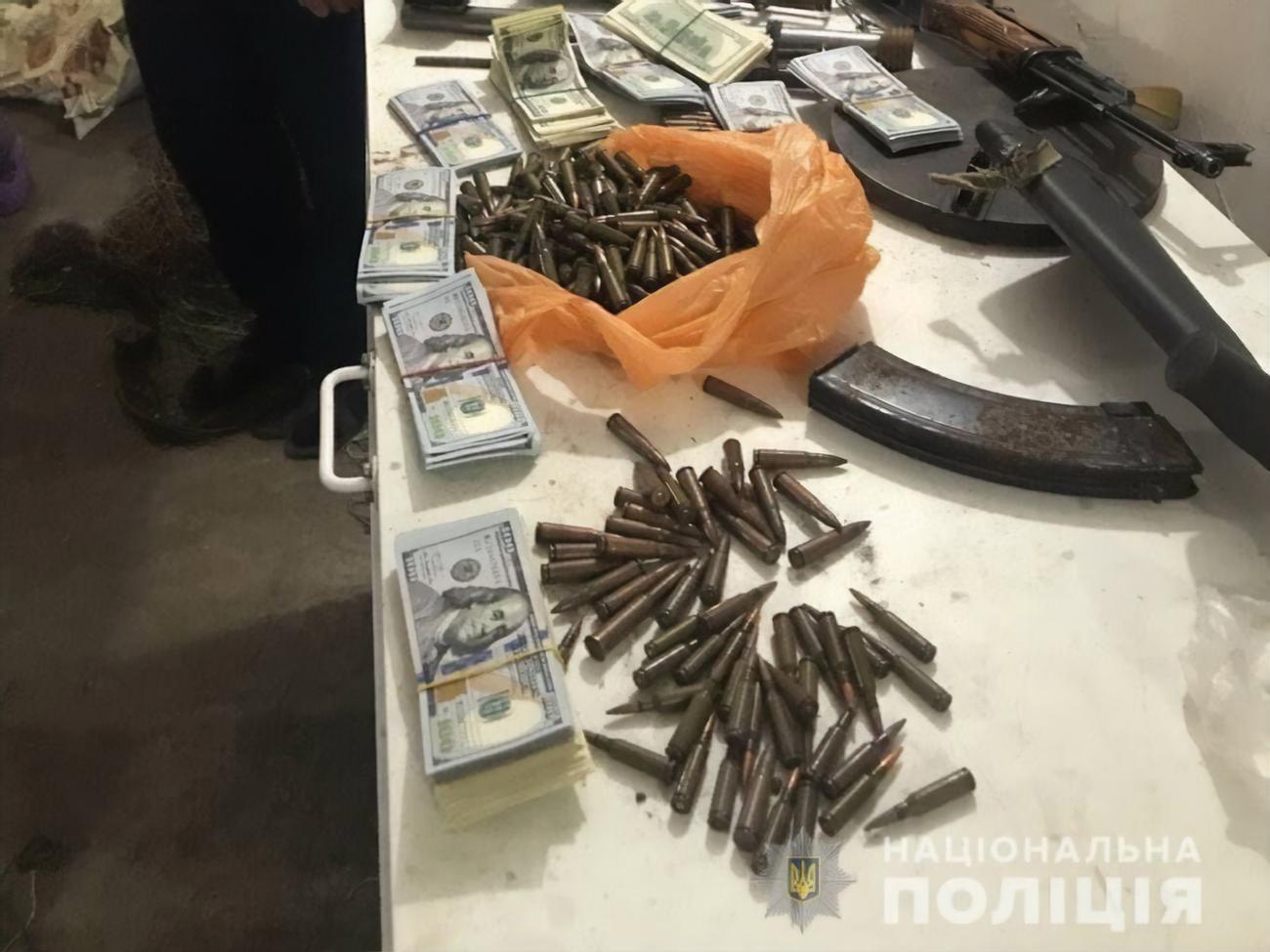 Правоохоронці провели 43 обшуки, під час яких вилучили зброю, сотні набоїв різного калібру і понад 2,4 млн грн