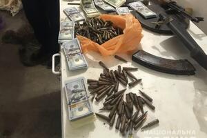 Правоохранители провели 43 обыска, в ходе которых изъяли оружие, сотни патронов различного калибра и более 2,4 млн грн