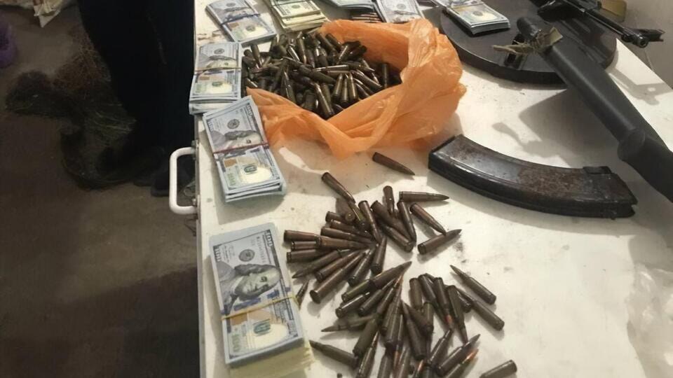 Правоохоронці провели 43 обшуки, під час яких вилучили зброю, сотні набоїв різного калібру і понад 2,4 млн грн