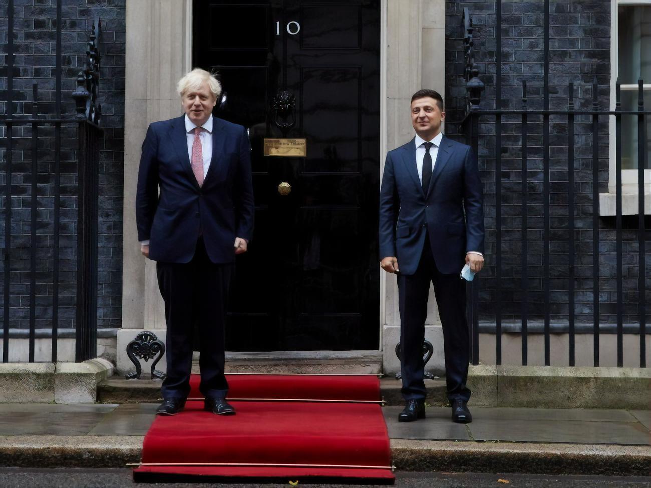 Зеленский (справа) пригласил Джонсона принять участие в инаугурационном саммите Крымской платформы