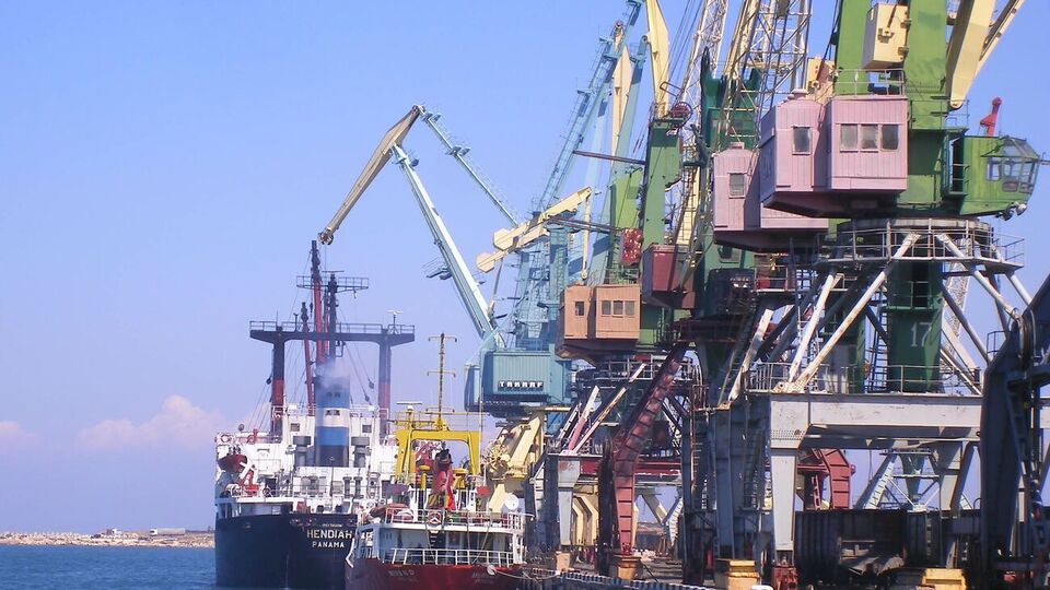 Порти анексованого Криму Україна офіційно закрила, але іноземні кораблі і далі заходять у них