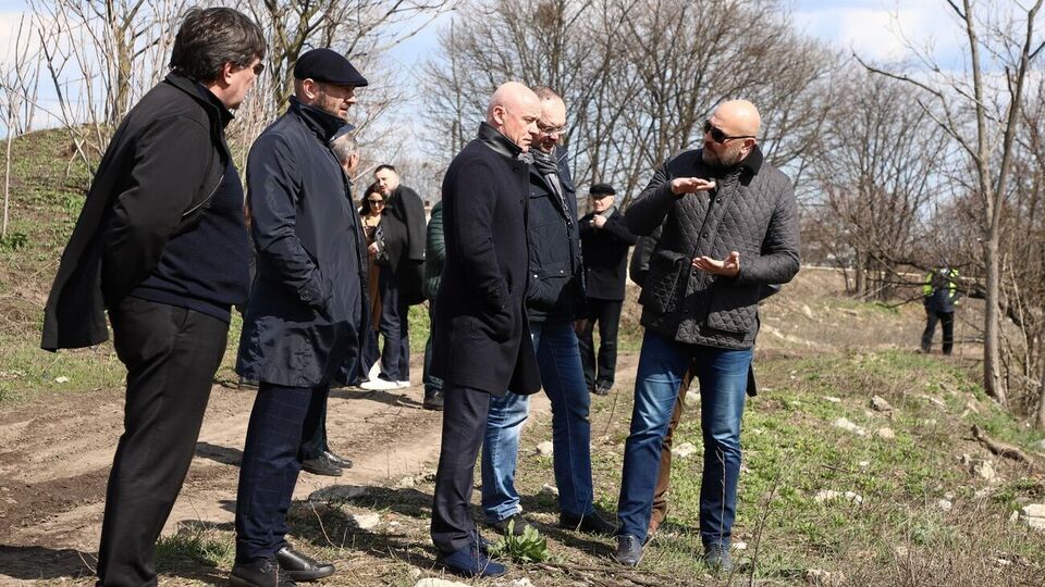 На місці масового поховання провели нараду