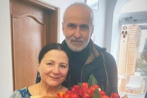 Букет от мужа растрогал певицу до слез