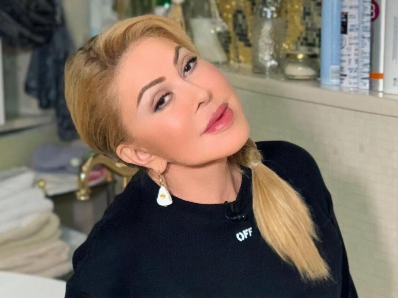 Успенська поцілувала молоду жінку