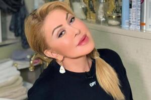 Успенская поцеловала молодую женщину
