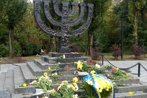 Во время Второй мировой войны гитлеровские войска использовали урочище Бабий Яр в северо-западной части Киева как место массовых расстрелов мирного населения