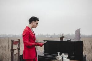 Melovin: І кров кипить, а на душі прохолодно. Я знаю, це боляче для мене і тебе. І кров кипить, і вже не знаю, що треба, коли лікувала мою душу потреба