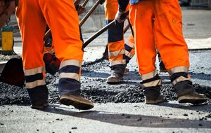 Украина уменьшает объемы собственного производства битума, чтобы покупать белорусский, пишет агентство